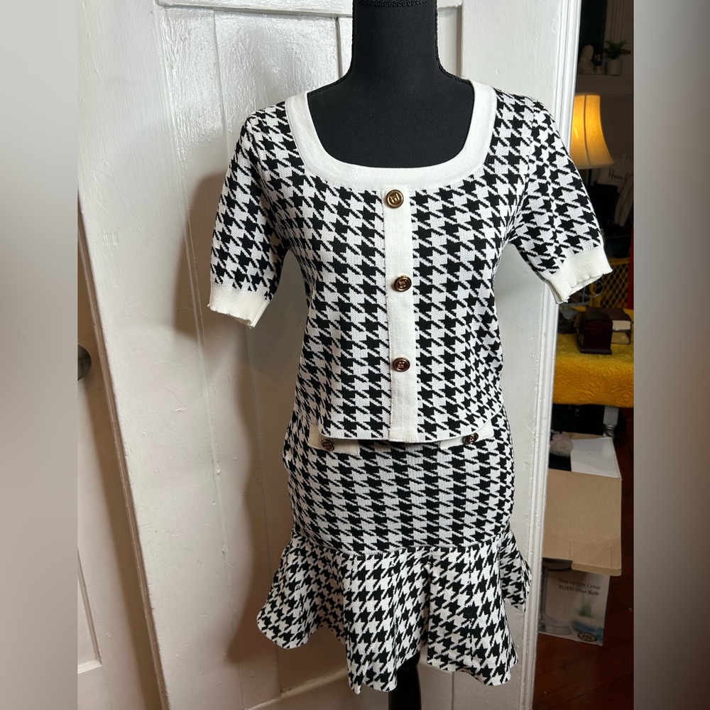 SOLD- Houndstooth Knitted 2 Piece Set Mini Skirt matching sweater 🤩❤️